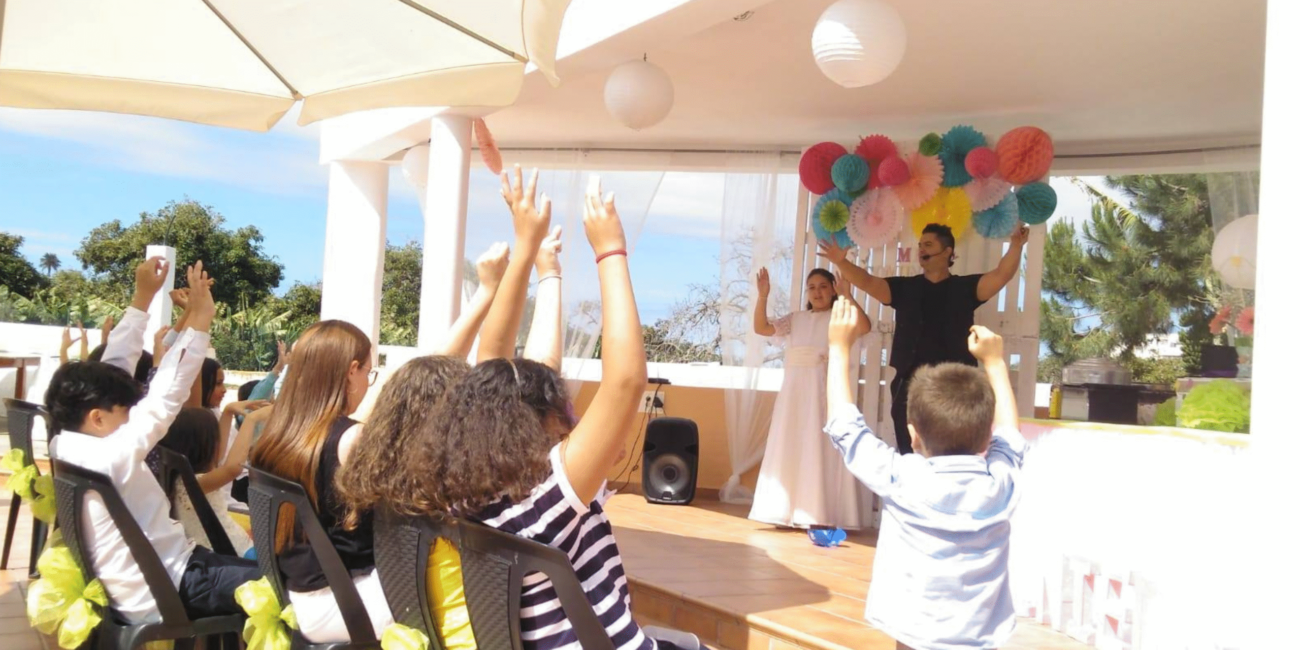 Banner oferta de empleo creativa en color blanco, negro y azul